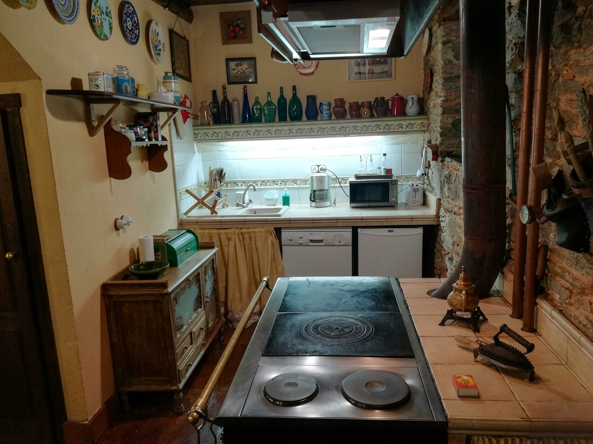 Cocina rústica con cocina de carbón tradicional