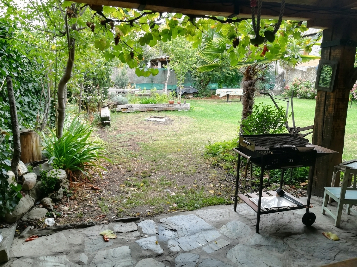 Jardín natural con vegetación y entorno tranquilo